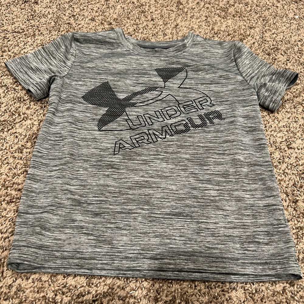 Boys under Armour short sleeve shirt size 5.